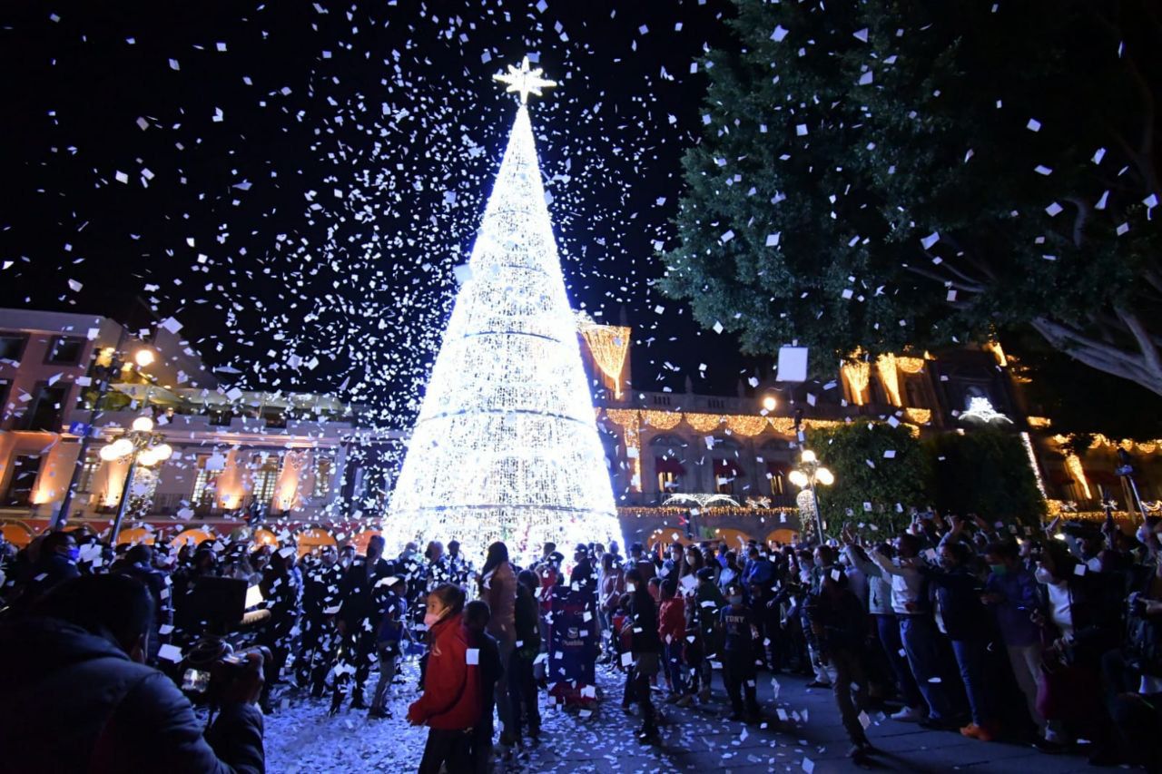 Encendido de Árbol de Navidad llena de esperanza a poblanos