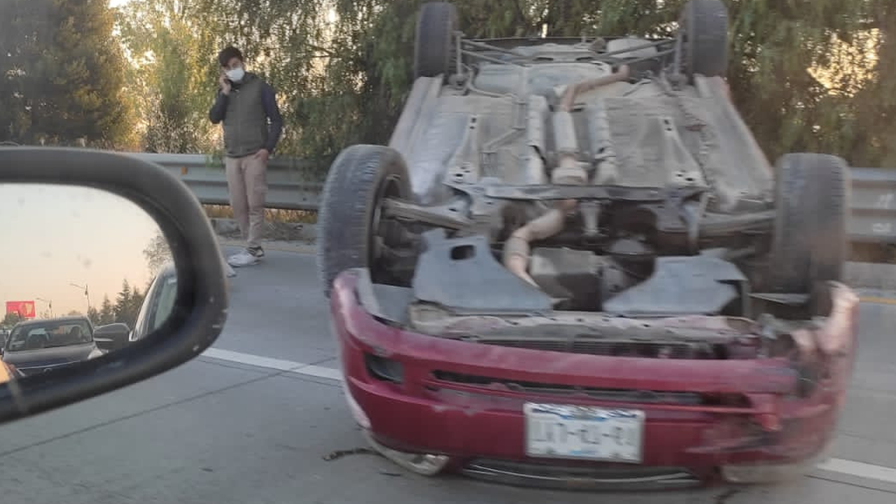 Por: Cortesía Un automóvil terminó volcado en el Periférico Ecológico a la altura de Cuautlancingo