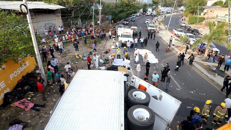 Por: Cortesía Otorgará gobierno permisos para transitar y trabajar, a migrantes ilesos de accidente en Chiapas