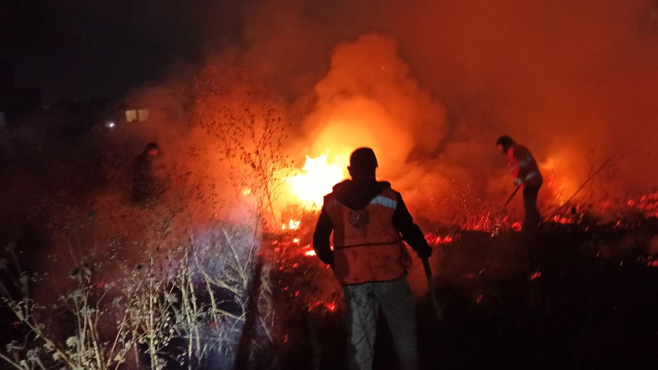Por: Cortesía Bomberos lograron sofocar un incendio en un lote baldío en San Pedro Cholula