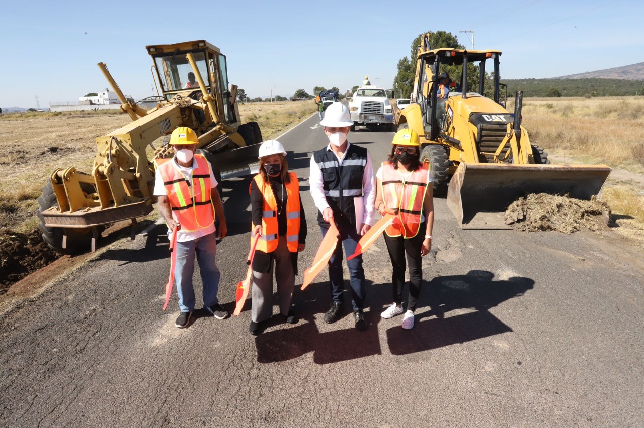 Lorena Cuéllar dio banderazo de inicio a la reconstrucción de la carretera a Atlangatepec