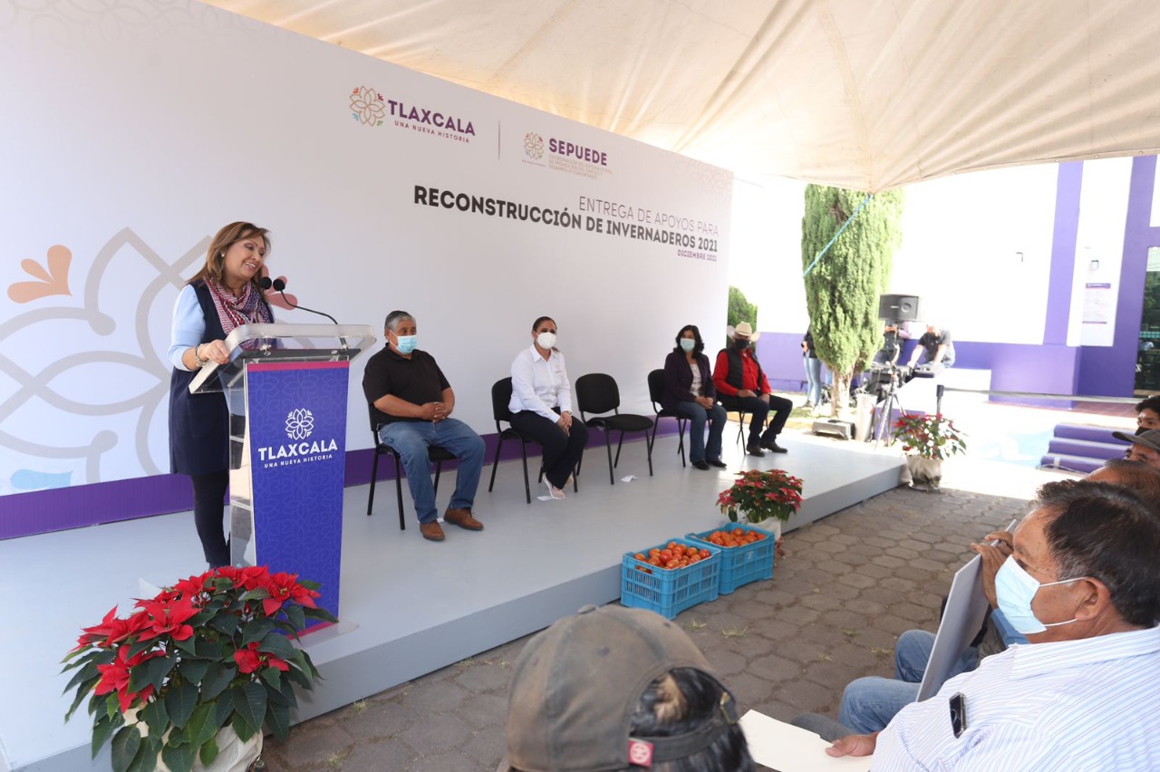 Gobernadora Lorena Cuéllar entregó apoyos a productores para la reconstrucción de invernaderos