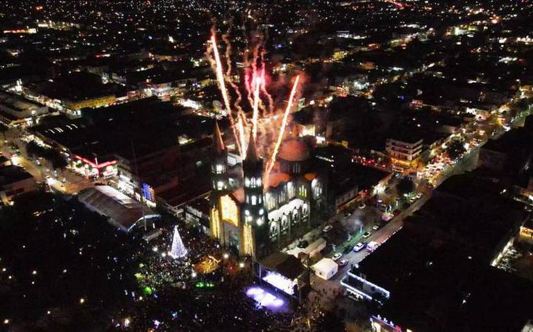 En Apizaco inicia navidad iluminando el árbol navideño colocado en el parque Cuauhtémoc