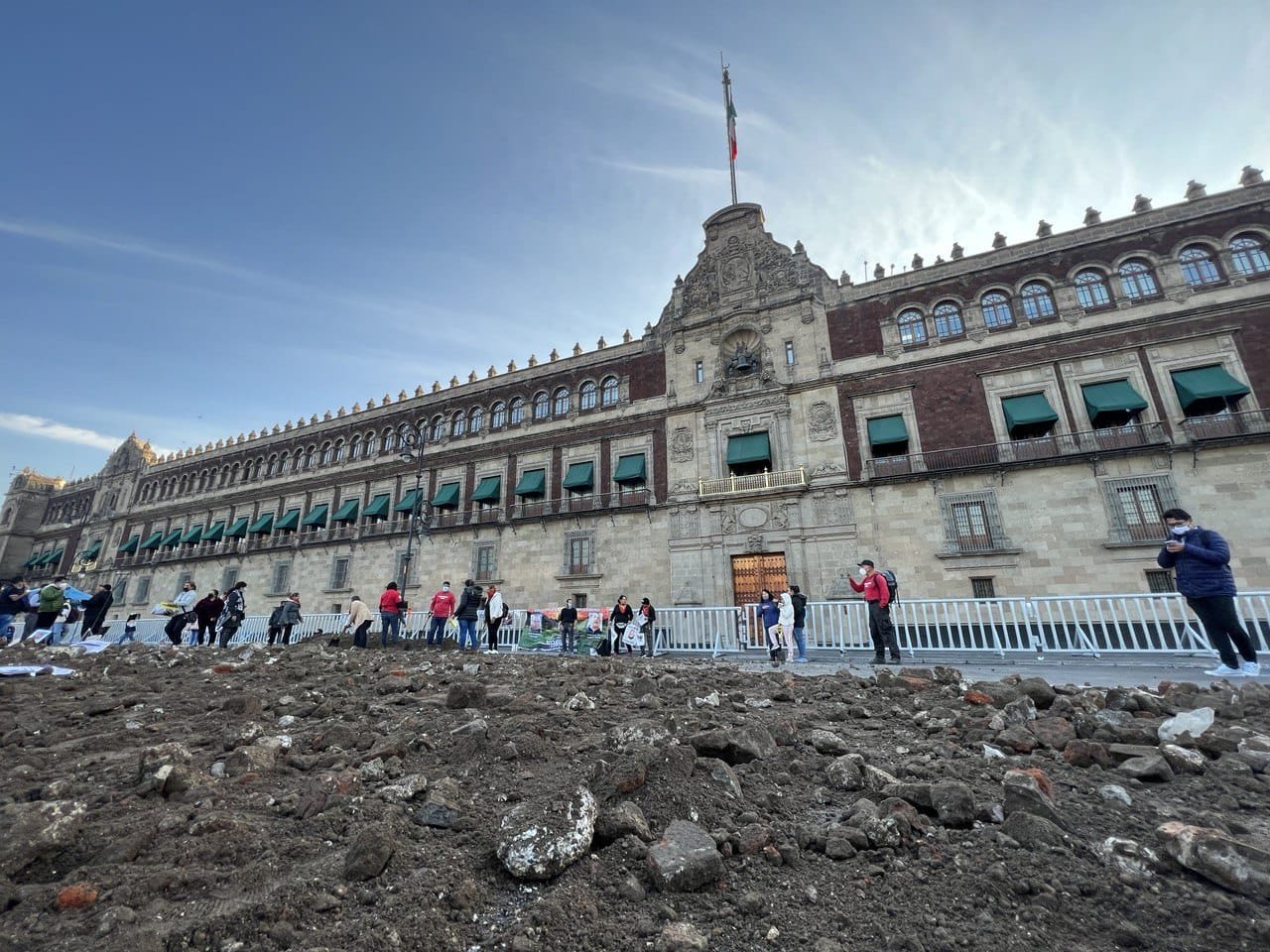Por: Cortesía Organizaciones de búsqueda de desaparecidos protestan con "fosas" frente a Palacio Nacional