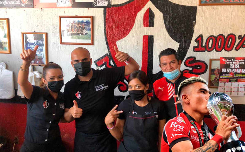 Por: Cortesía Negocio regala miles de tortas por título del Atlas; el dueño murió, pero dejó la orden