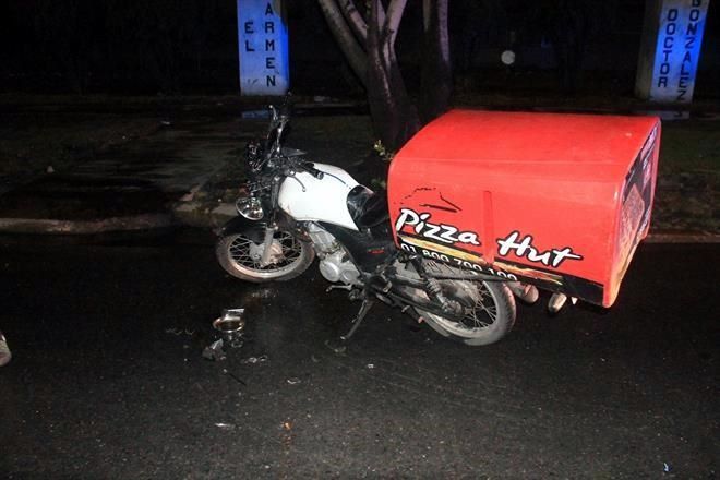 Repartidor es arrollado por un conductor que se pasó la luz roja