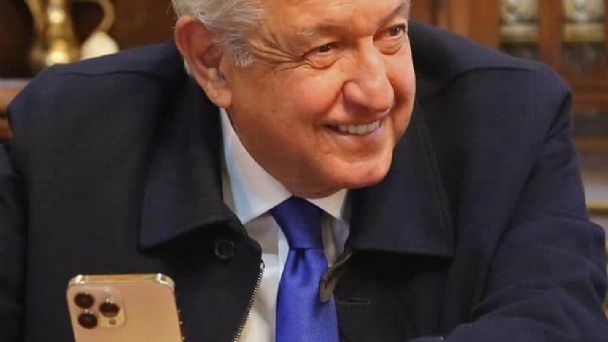Por: Cortesía Critican a AMLO en redes sociales por contradecir con su IPhone 13 su plan de "austeridad"