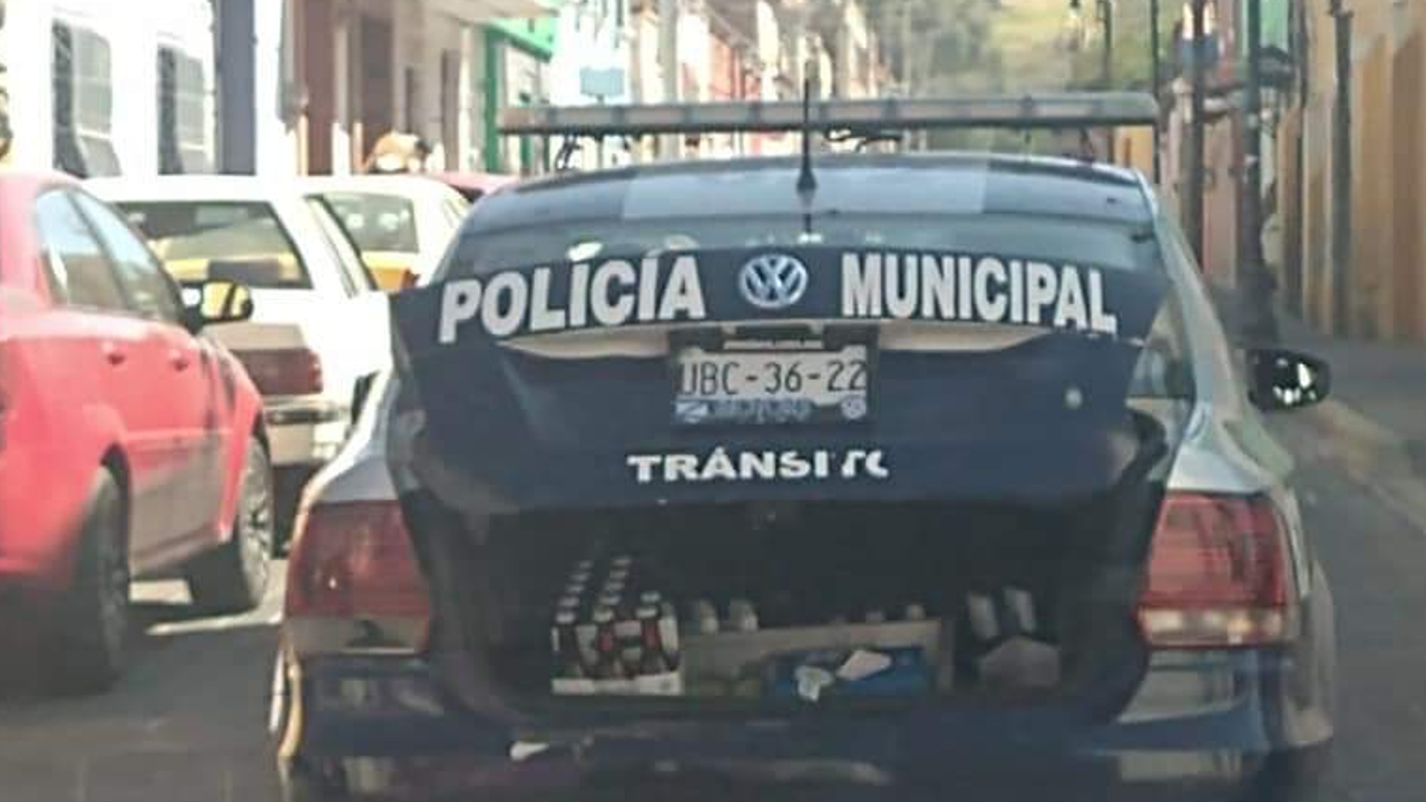 Por: Cortesía ¡Salieron a Chelear! Captan a Policía de San Pedro Cholula transportar cervezas en una patrulla