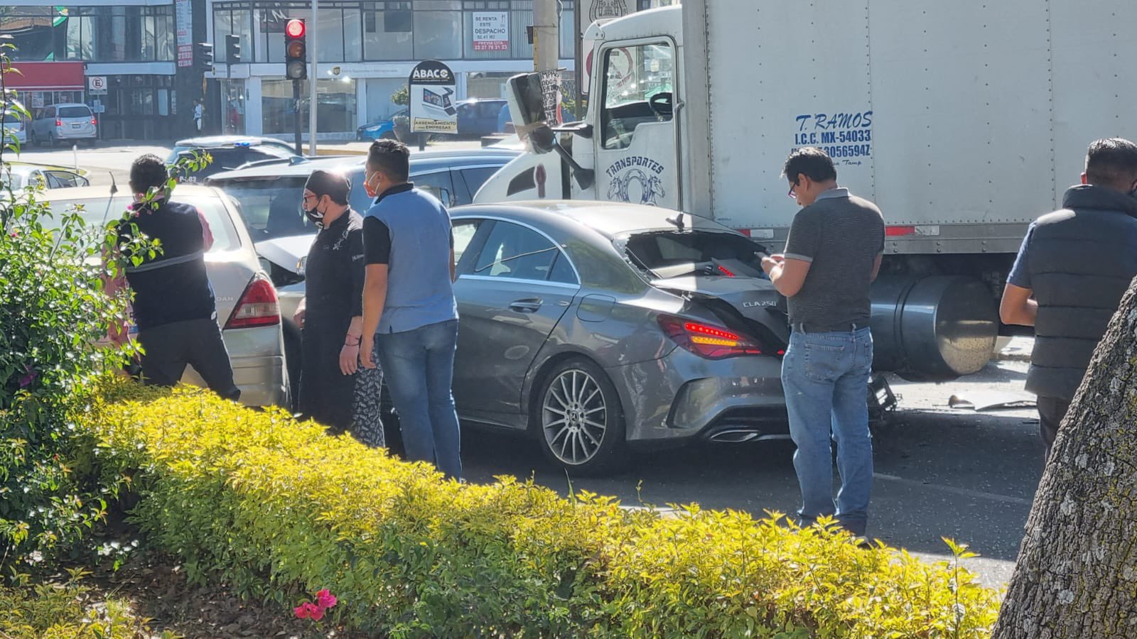 Por: Cortesía Choque múltiple de 6 vehículos y una motocicleta provocó camión torton al quedarse sin frenos