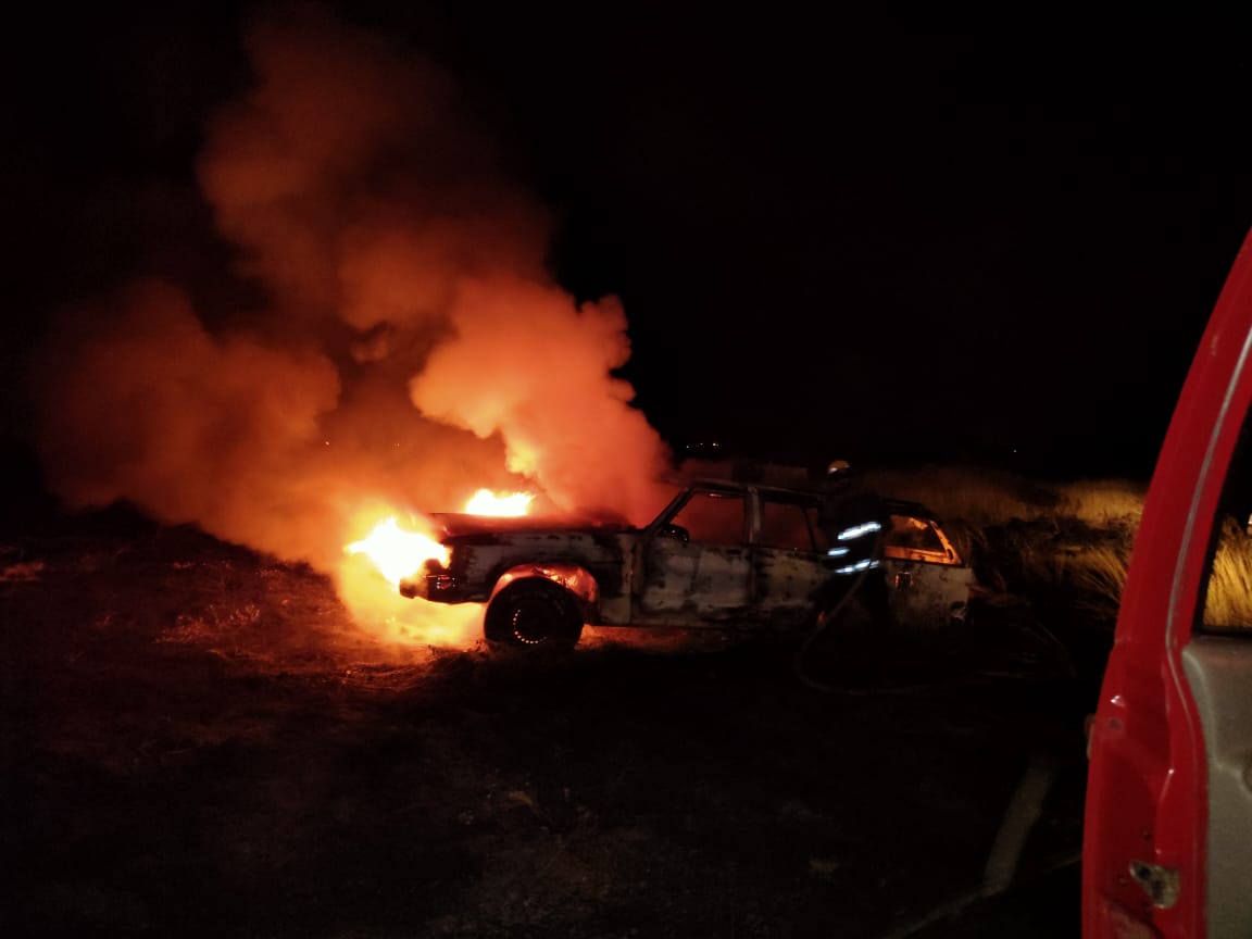 Por: Cortesía Vehículo consumido por el fuego en Atlixco alertó a bomberos