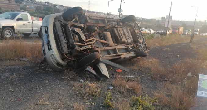 Por: Cortesía Adolescente pierde la vida tras volcarse con su camioneta en Periférico Ecológico