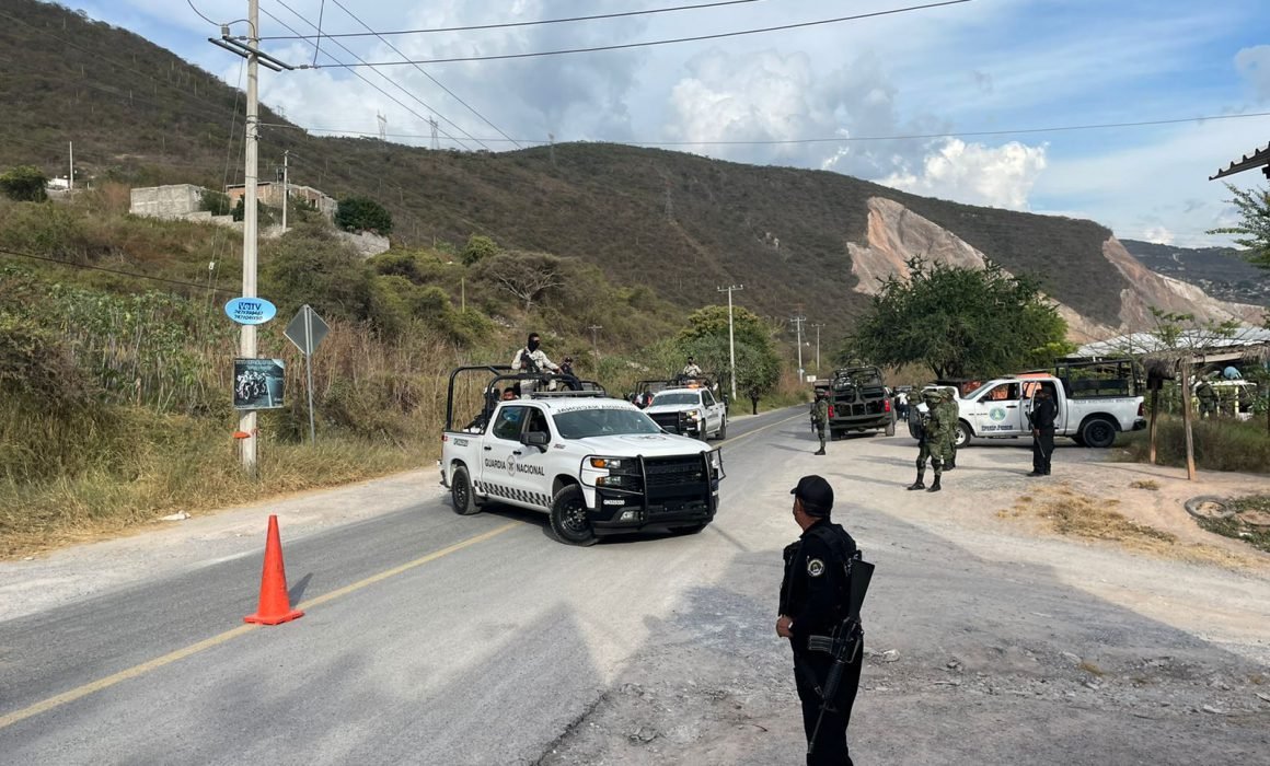 Por: Cortesía Liberan 100 armados a 2 detenidos por policías en Chichihualco, Guerrero