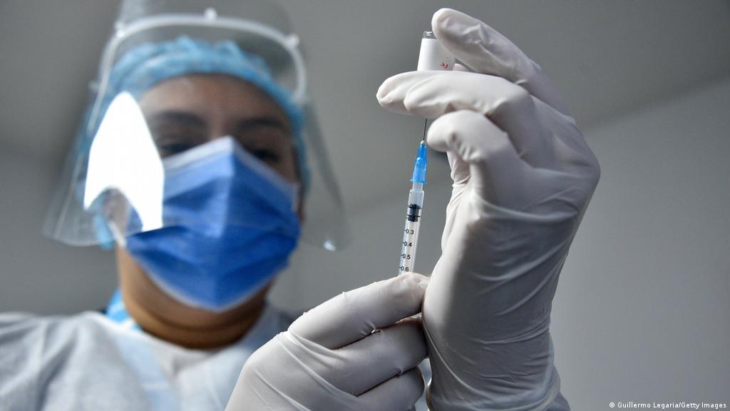 Por: Cortesía OMS avala el uso de emergencia de la vacuna AstraZeneca elaborada entre México y Argentina