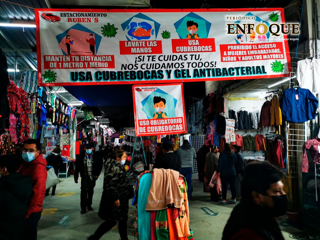 Por: Marisol O Miles de personas abarrotan el Tianguis de Tepeaca; se preparan para la cena de navidad