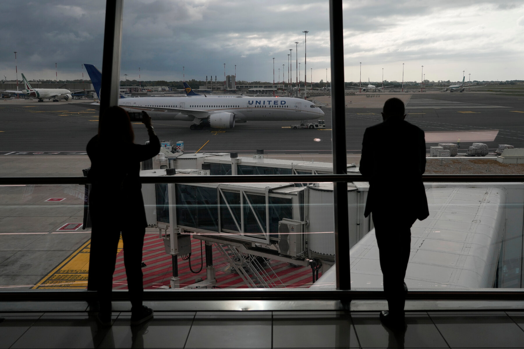 Por: Cortesía Aerolíneas internacionales  cancelan decenas de vuelos ante ómicron