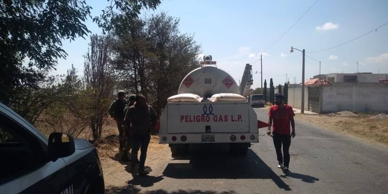 Por: Cortesía Se desata balacera entre personal del ejercito y "huachigaseros" en Tlahuapan; se recuperaron varias pipas de gas