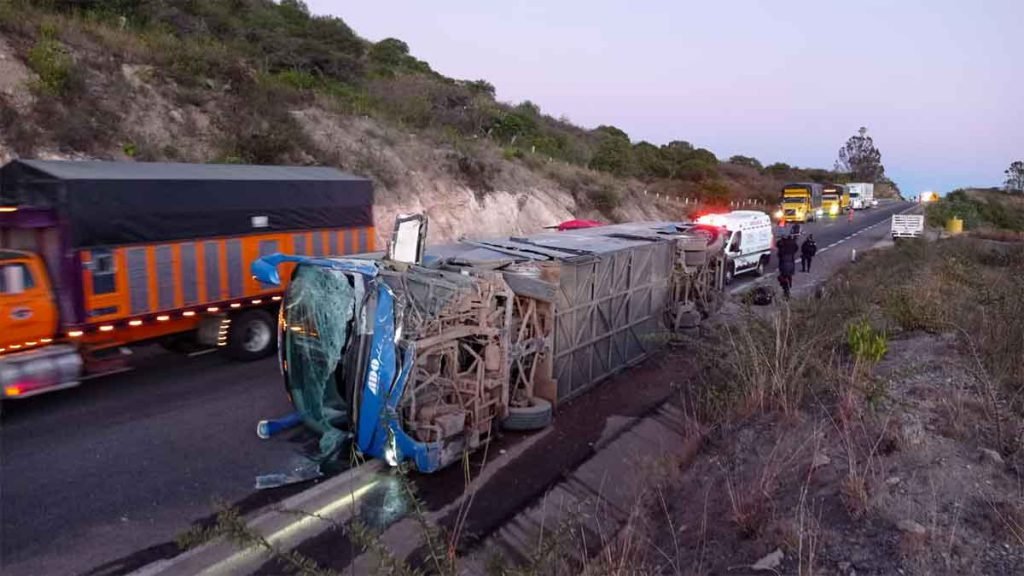 Por: Cortesía Volcadura de autobús de pasaje deja 3 muertos en Oaxaca