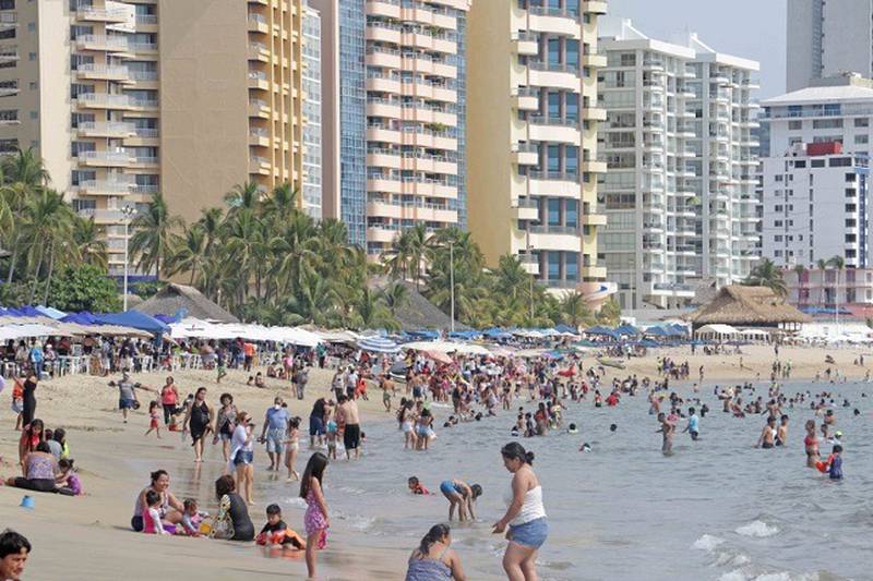 Por: Cortesía Turistas abarrotan playas de Acapulco pese a su alto nivel de contaminación