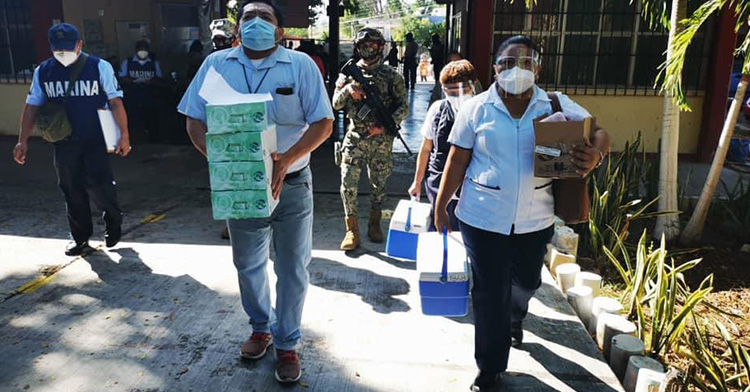 Refuerzo de vacuna COVID: Maestros recibirán tercera dosis a principios del 2022