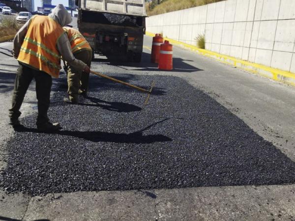 Por: Cortesía Secretaría de Infraestructura bachea y deshierba vialidades en la zona metropolitana
