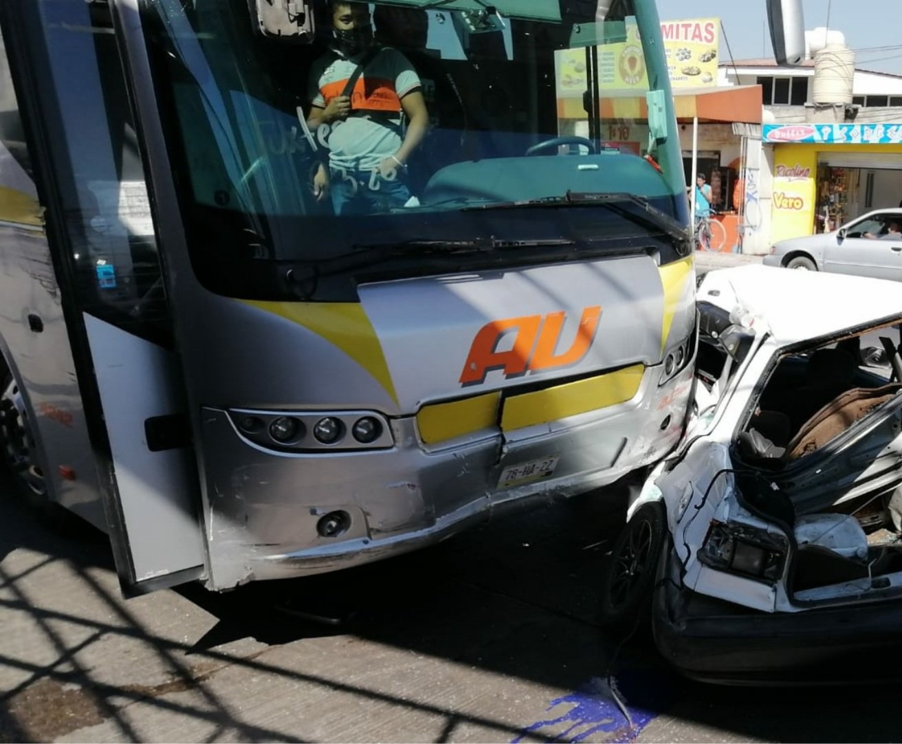 Por: Cortesía Autobús AU arrastra a Tsuru en Amozoc; los tripulantes salieron ilesos