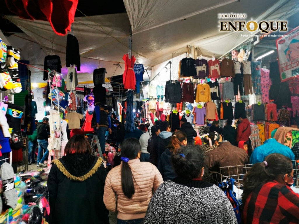 Foto: Marisol Oropeza Comerciantes esperan buenas ventas este viernes y último día del año en el tianguis de Tepeaca