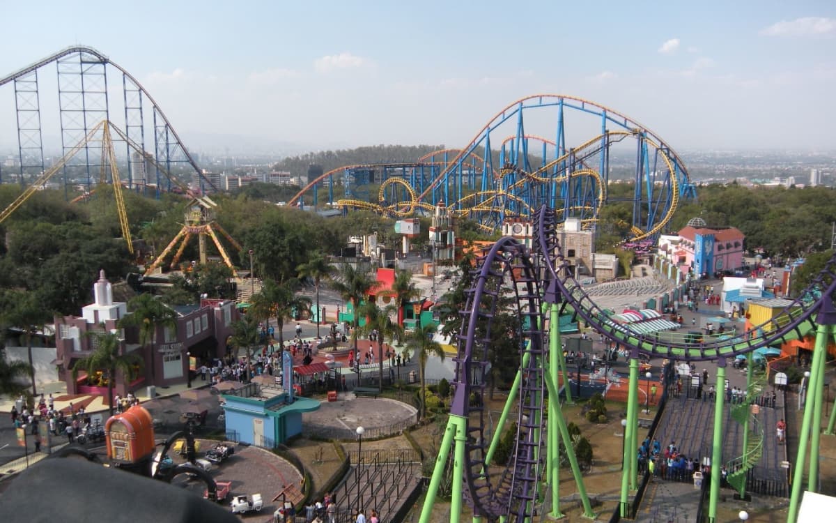 Por: Cortesía Acusan que Six Flags intentó sacar a dos hombres por darse un beso