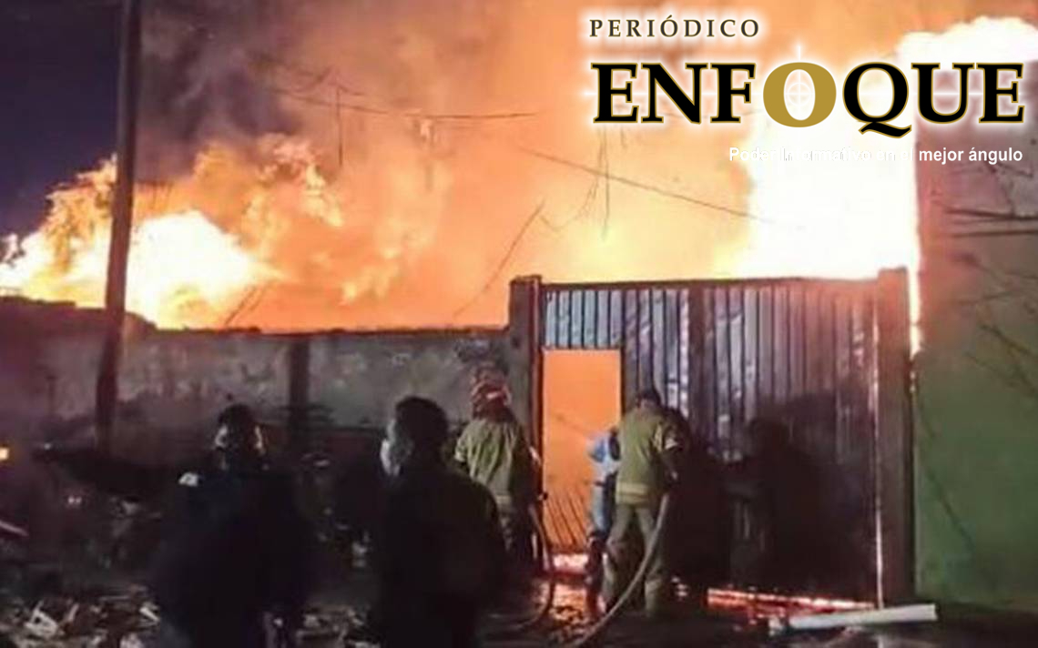 Foto: Cortesía Entérate. Incendio en Valle de Chalco consume una Fábrica de Cajas y casi llega a expandirse en una gasolinera.