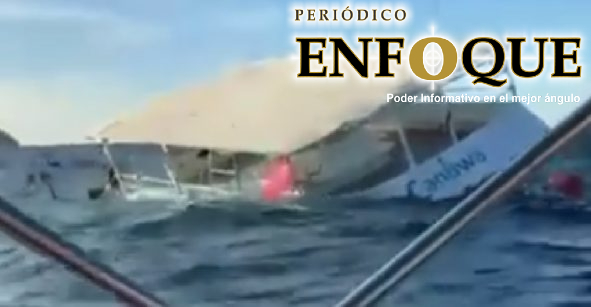 Foto: Cortesía Entérate. Barco se hunde con 60 personas en Puerto Vallarta.