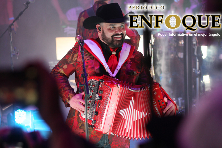 Vocalista  de Intocable presume ya haberse vacunado contra el COVID-19 gracias a “Sus Palancas”.