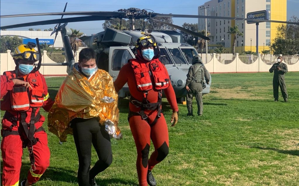 Foto: Cortesía Rescatan a surfista atrapado entre rocas en Ensenada, Baja California
