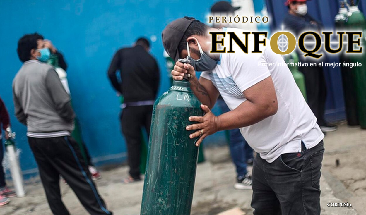 Foto: Cortesía Mexicanos continuan haciendo largas filas para conseguir a cualquier precio Oxigeno.