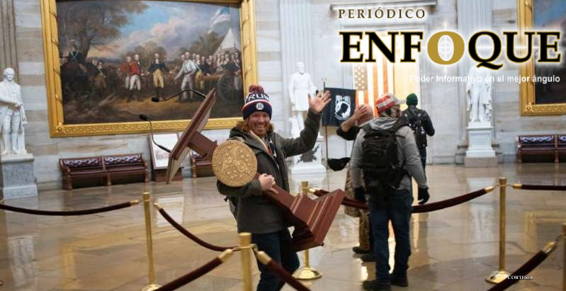 Foto: Cortesía Arrestaron al hombre fotografiado que sonreía con el atril del Capitolio.