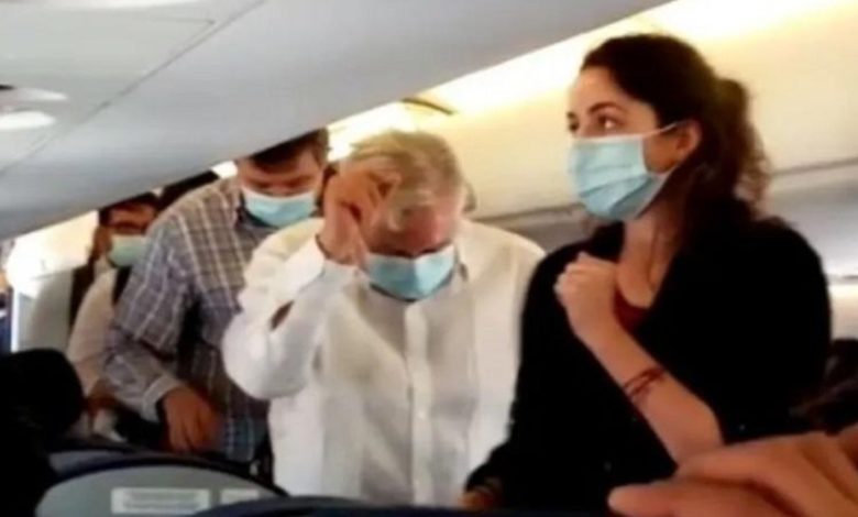 Foto: Cortesía Pasajeros reciben con porras a AMLO al abordar un vuelo de Colima a la CDMX (Video)