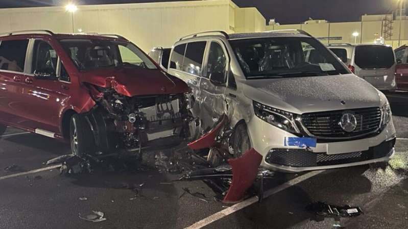 Foto: Cortesía Trabajador destroza 69 Mercedes-Benz, tras ser despedido en plena pandemia