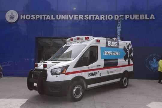 Foto: Cortesía Dona Ayuntamiento ambulancia a la BUAP para fortalecer atención de la salud