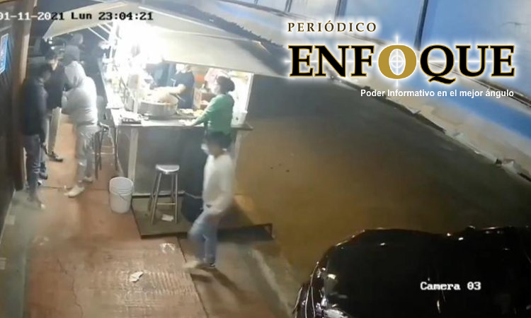 Foto: Cortesía Roban automóvil a comensal de un puesto de tacos en Ecatepec.