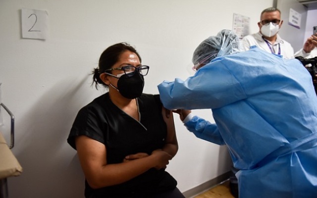 Personal médico de hospitales privados estaría recibiendo vacuna contra Covid-19 a partir del miércoles
