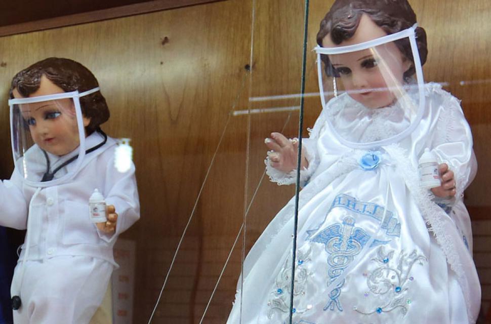 Llaman a no vestir a figuras de “Niños Dios” con trajes Covid