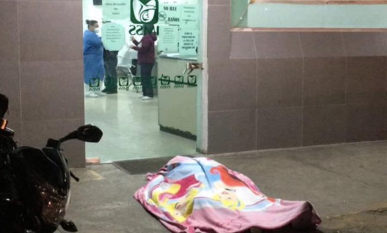 Foto: Cortesía “Le negaron la atención, estaba vivo cuando tocamos”: Hombre muere frente a puerta de hospital(Video)