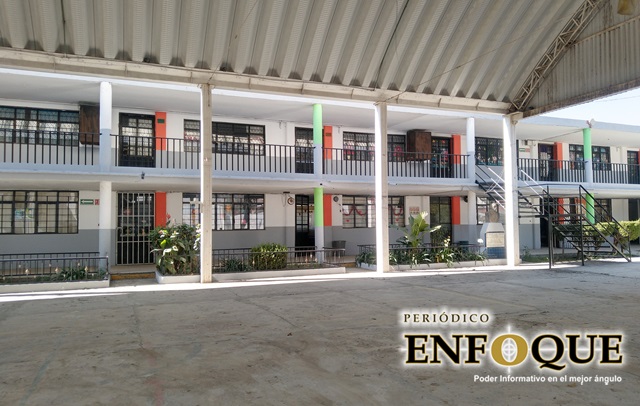 Foto: Omar Sánchez Apoya Jaime Sánchez con pintura para escuela primaria de Santa Bárbara Almoloya