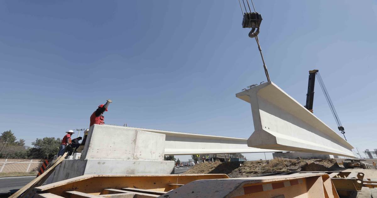 Foto: Cortesía Coloca SECODUVI trabes del nuevo puente vehicular en el distribuidor vial Xicohténcatl