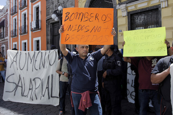 Foto: Cortesía En visita de AMLO en Tlaxcala, policías suspendidos de Puebla buscan diálogo