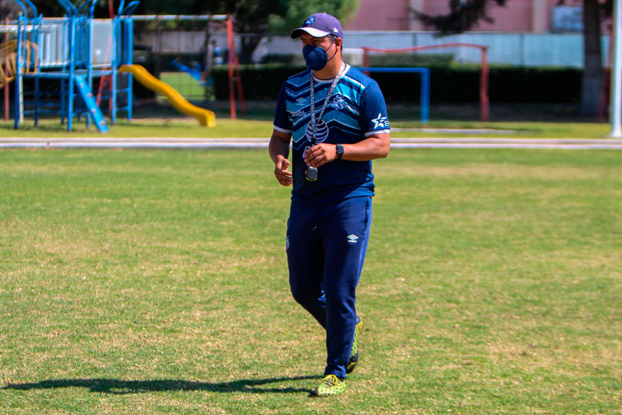 Foto: Cortesía Juan Carlos Cacho, con la titánica tarea de enderezar el torneo del Puebla Femenil