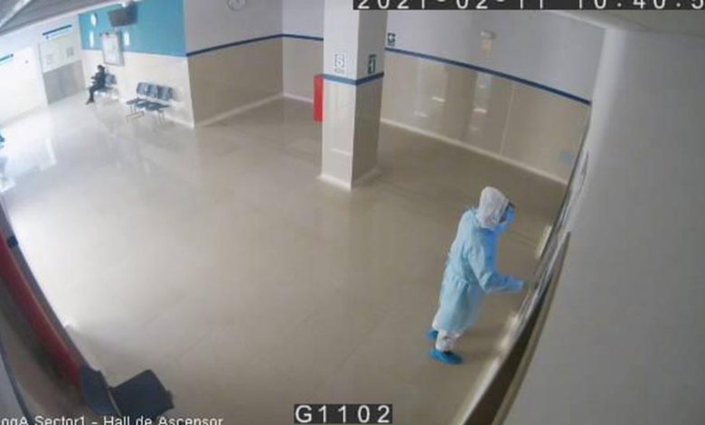 Foto: Cortesía Policía se disfraza de médico para ver a su padre con COVID; lo encuentra muerto