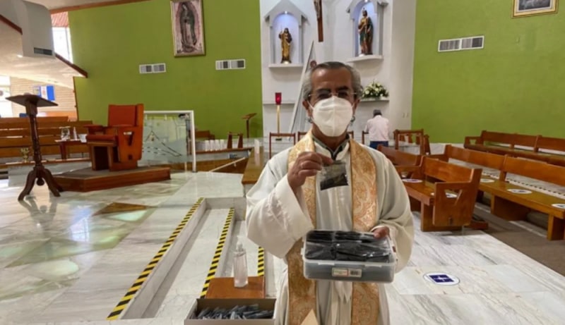 Foto: Cortesía "Miercoles de Ceniza COVID":  iglesia reparte ceniza en bolsitas para evitar contagios