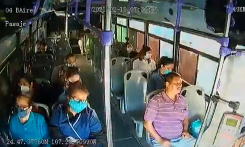 Foto: Cortesía Hombre apuñala a mujer en transporte público, es detenido por policías (Video)