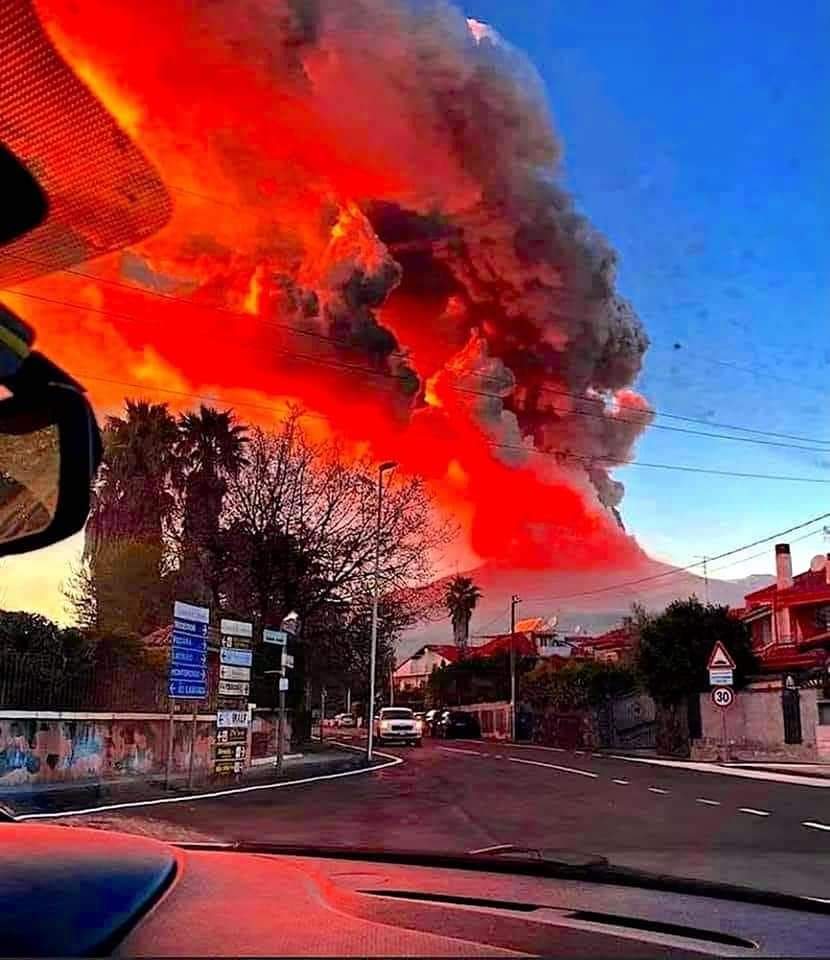 Foto: Cortesía La fuerte erupción del volcán Etna cubrió Catania de cenizas en plena noche