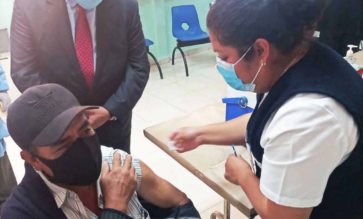 Foto: Cortesía Supervisa secretario de salud aplicación de vacuna contra Covid 19 a adultos mayores