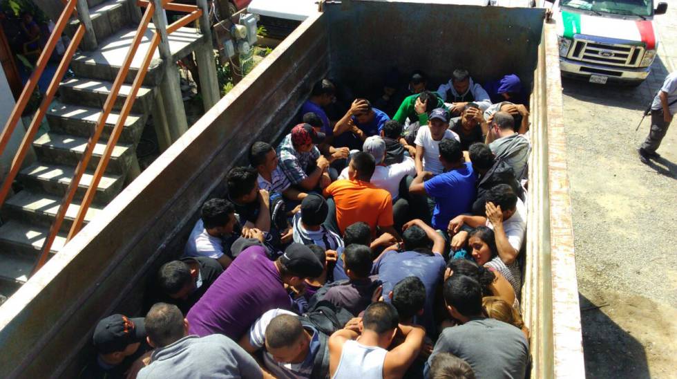 Foto: Cortesía Encuentran a 235 migrantes hacinados en dos camiones en México